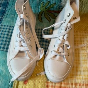 Women’s white hightop tennis shoe. Never worn. size 9